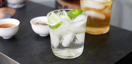 Oolong Gin tonic with lime wedge
