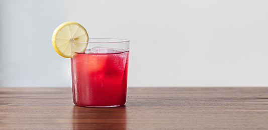 hibiscus lemonade with ice and lemon