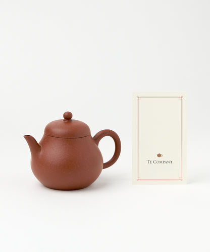 Poet Vintage Yixing teapot displayed next to a Té Company card.